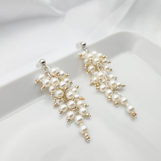 Dangle white bridal earrings with pearls