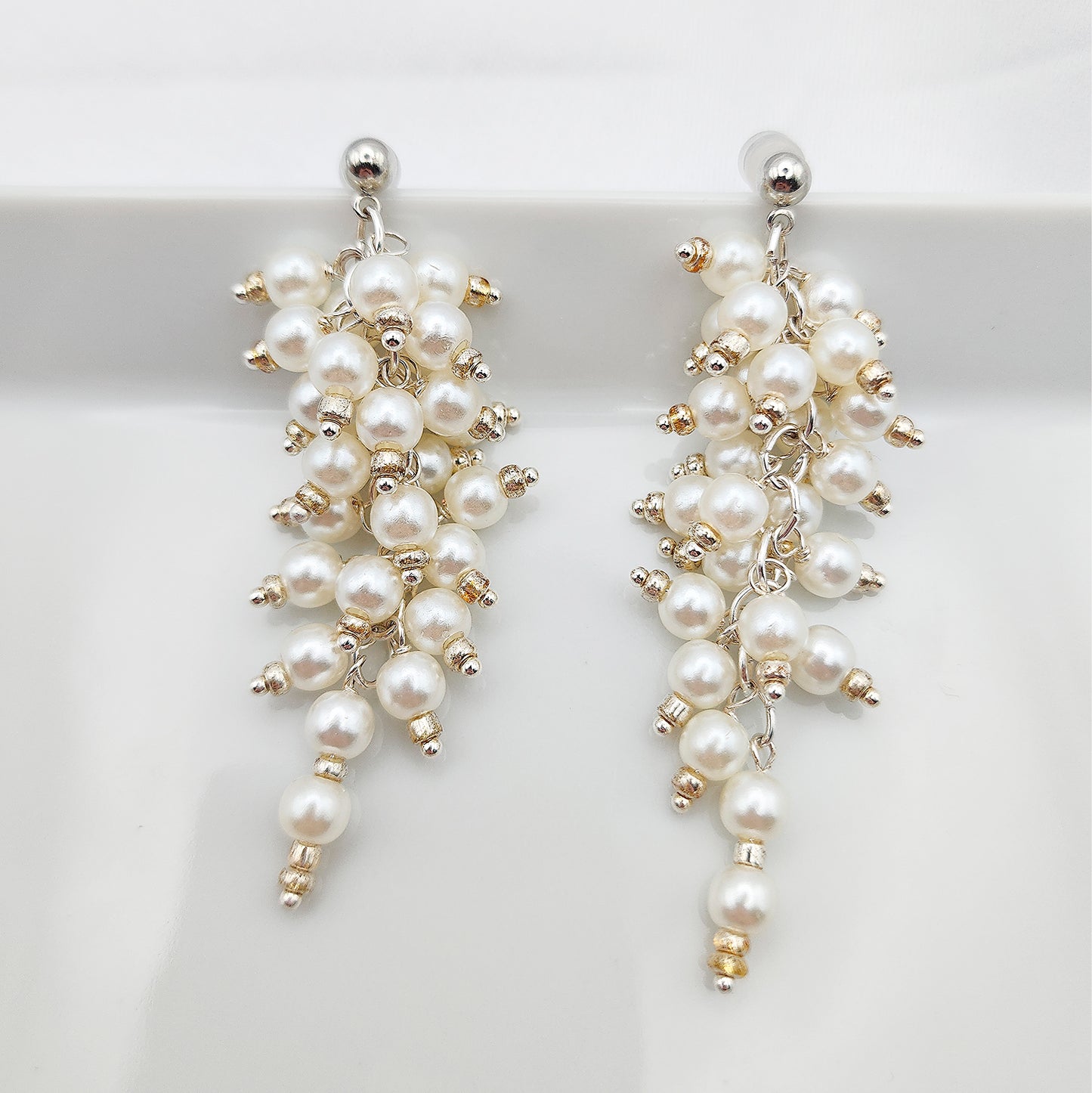 Dangle white bridal earrings with pearls