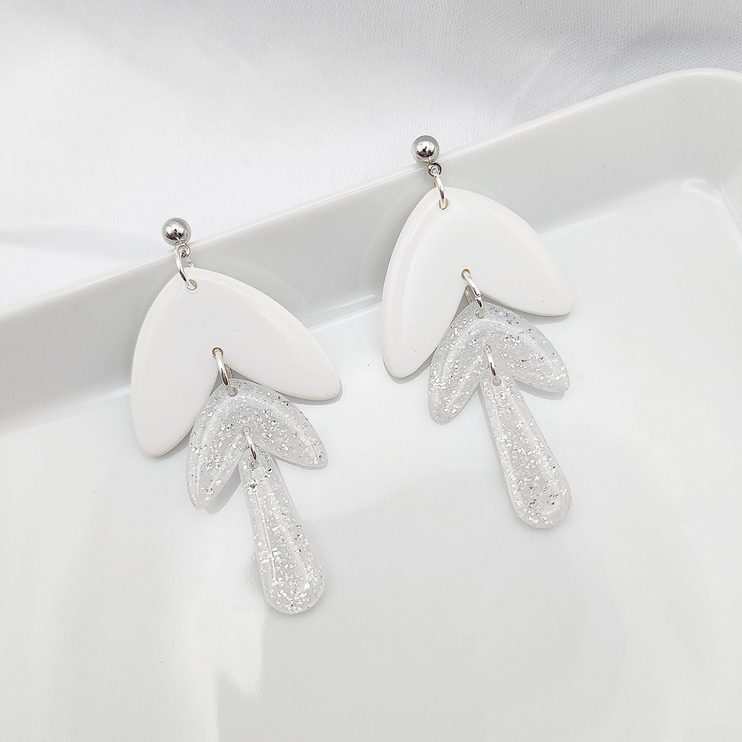 Leaf drop earrings white with silver