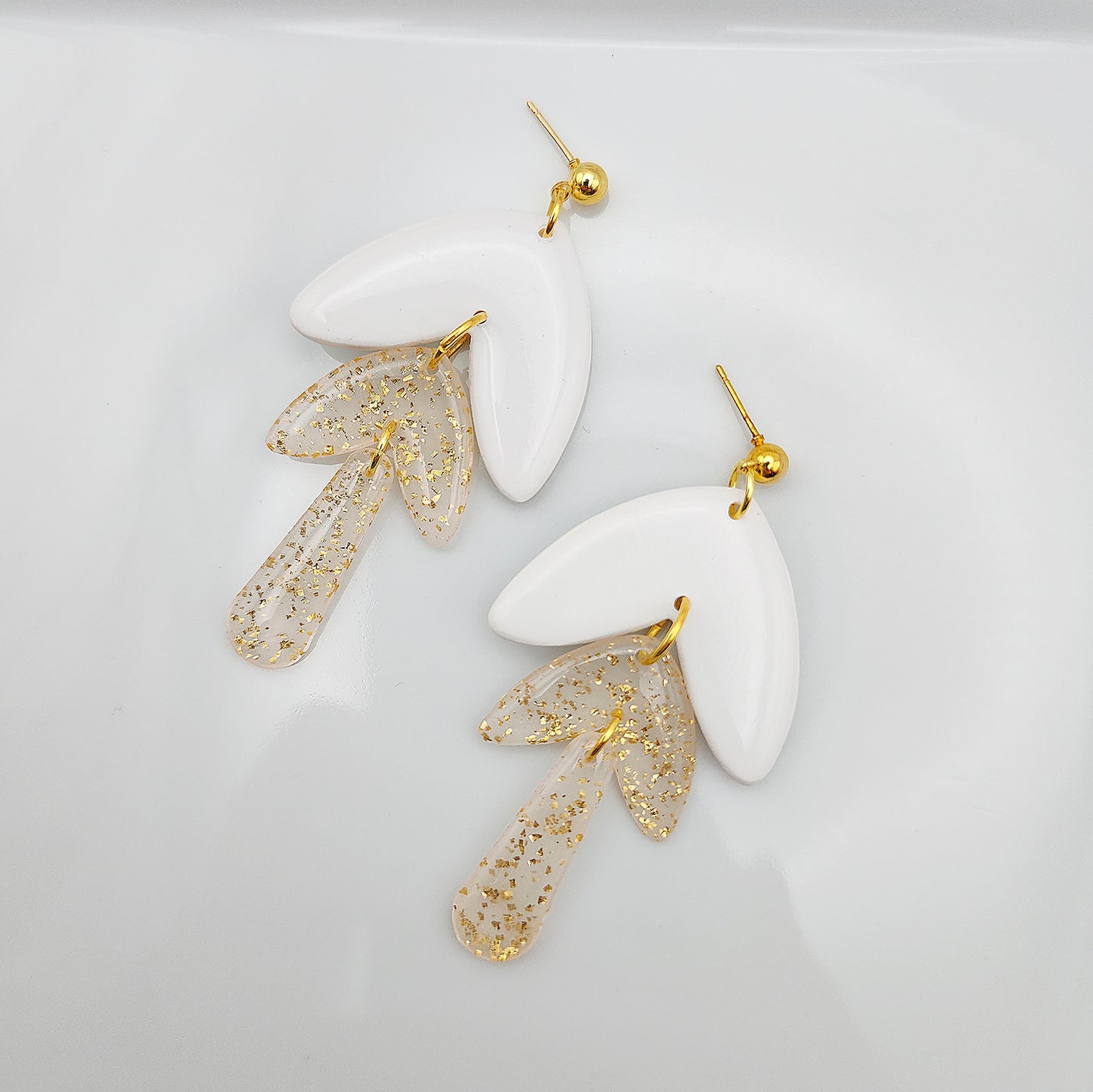 Leaf drop earrings white with gold