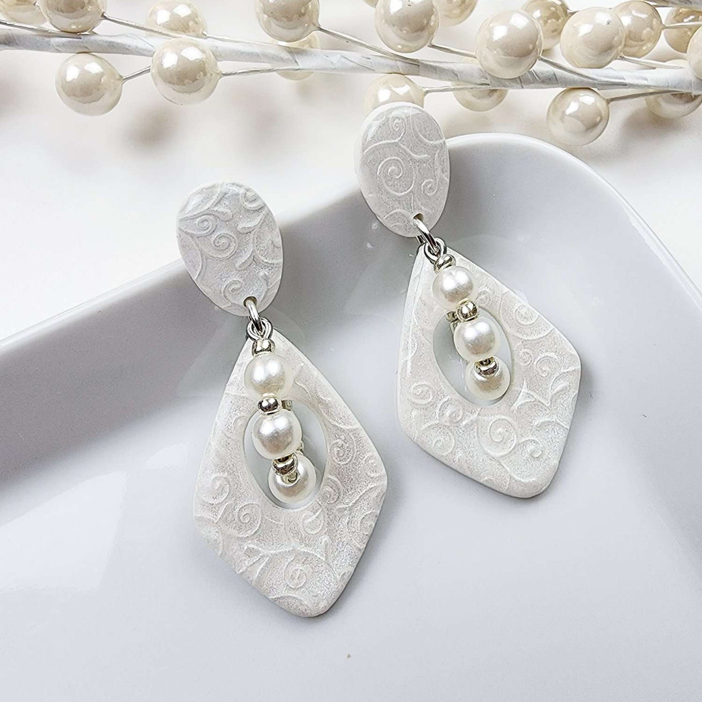 White bridal earrings with mother-of-pearl pattern and pearls