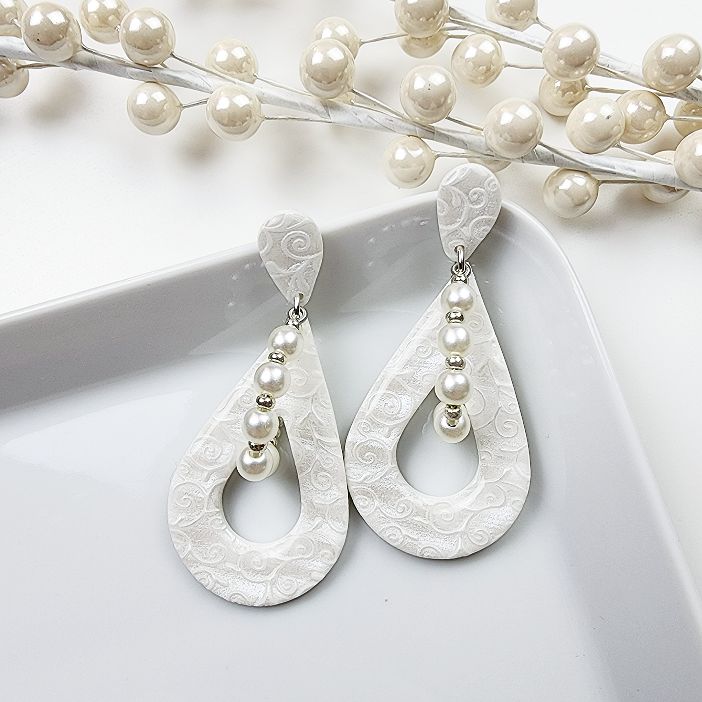 White bridal earrings with mother-of-pearl pattern and pearls