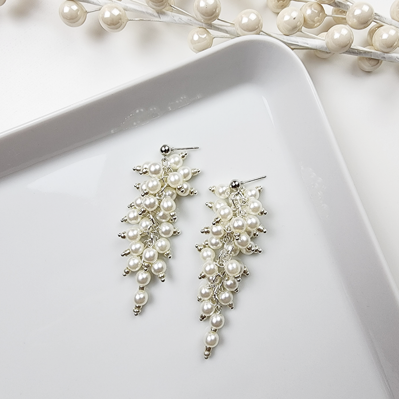 Dangle white bridal earrings with pearls