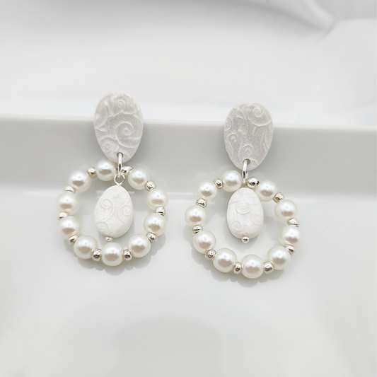 White bridal earrings with mother-of-pearl pattern and pearls