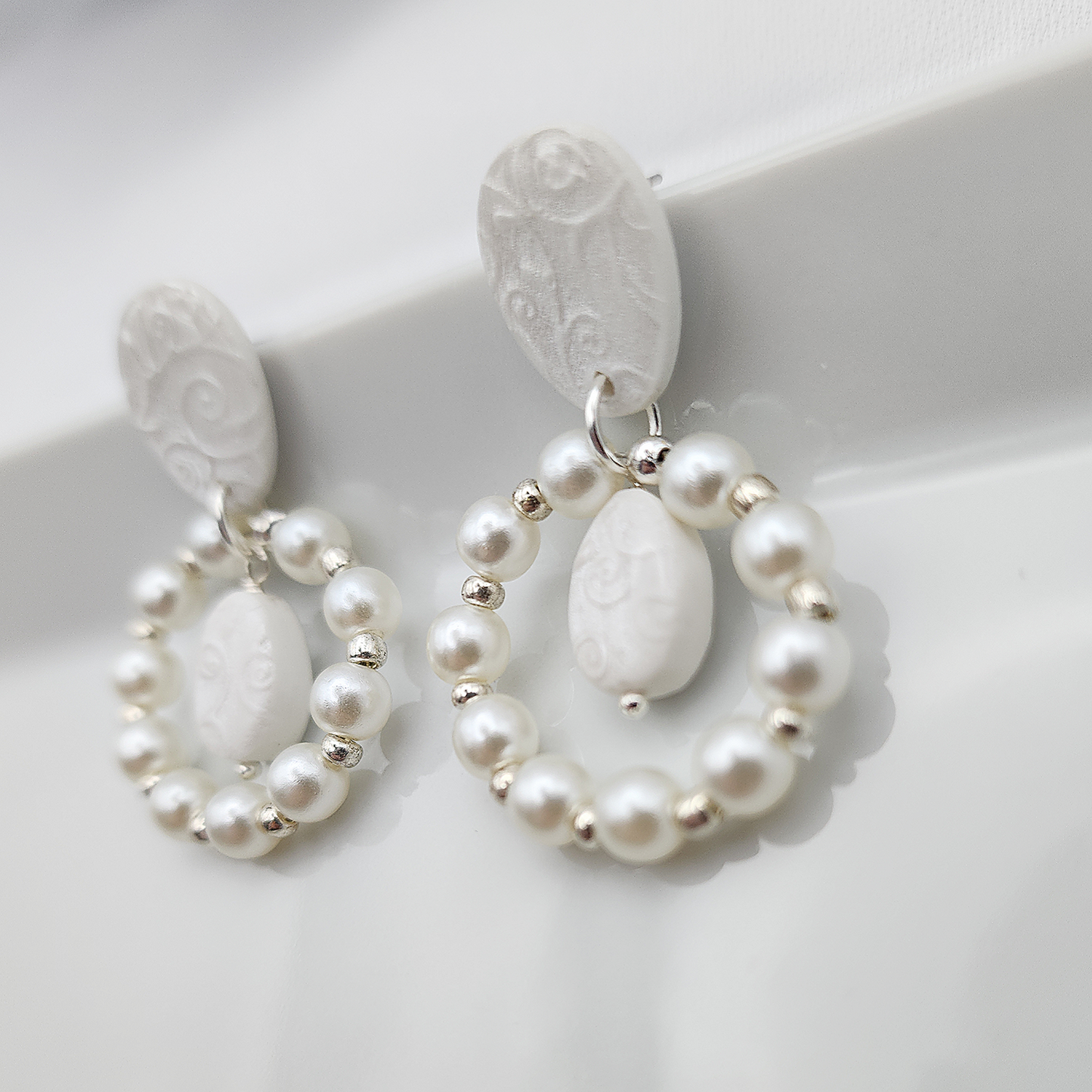 White bridal earrings with mother-of-pearl pattern and pearls