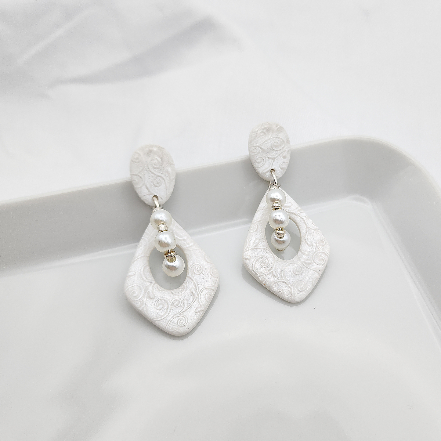 White bridal earrings with mother-of-pearl pattern and pearls