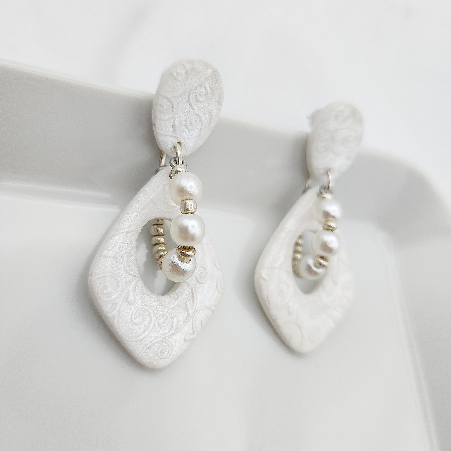 White bridal earrings with mother-of-pearl pattern and pearls