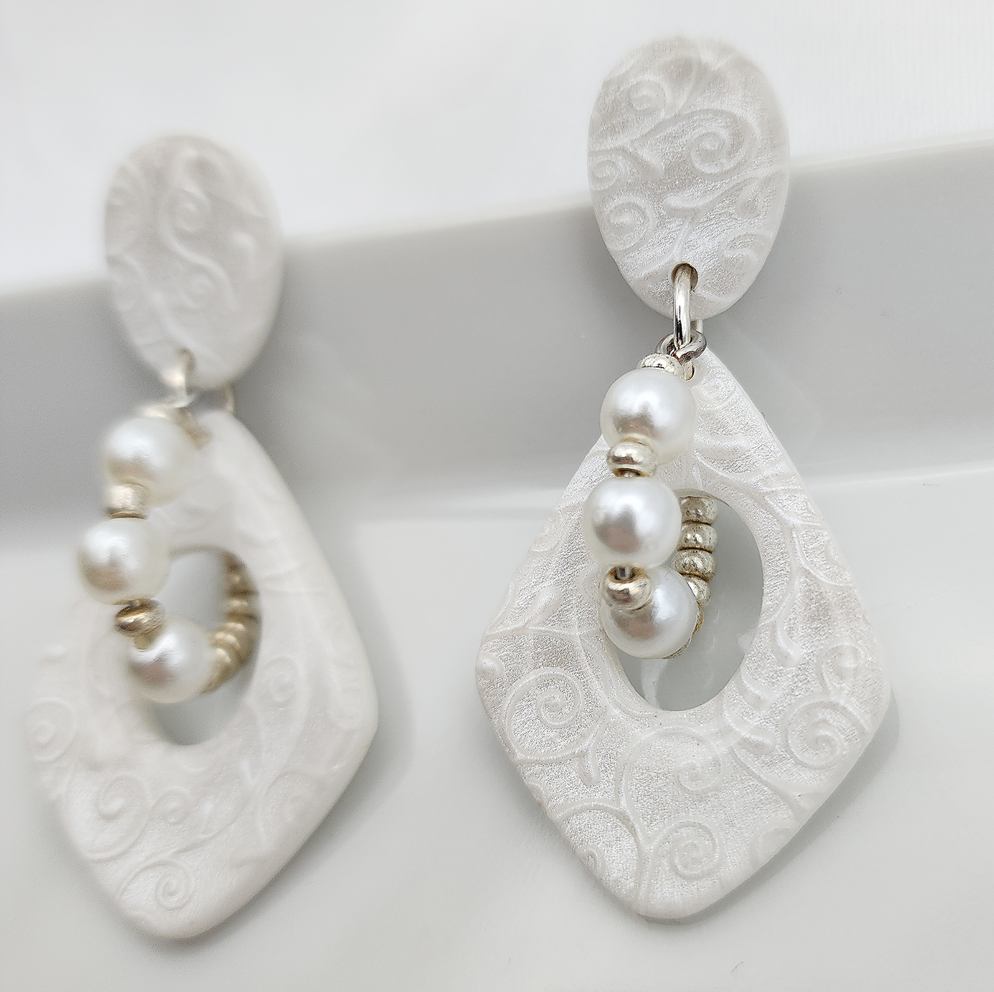 White bridal earrings with mother-of-pearl pattern and pearls