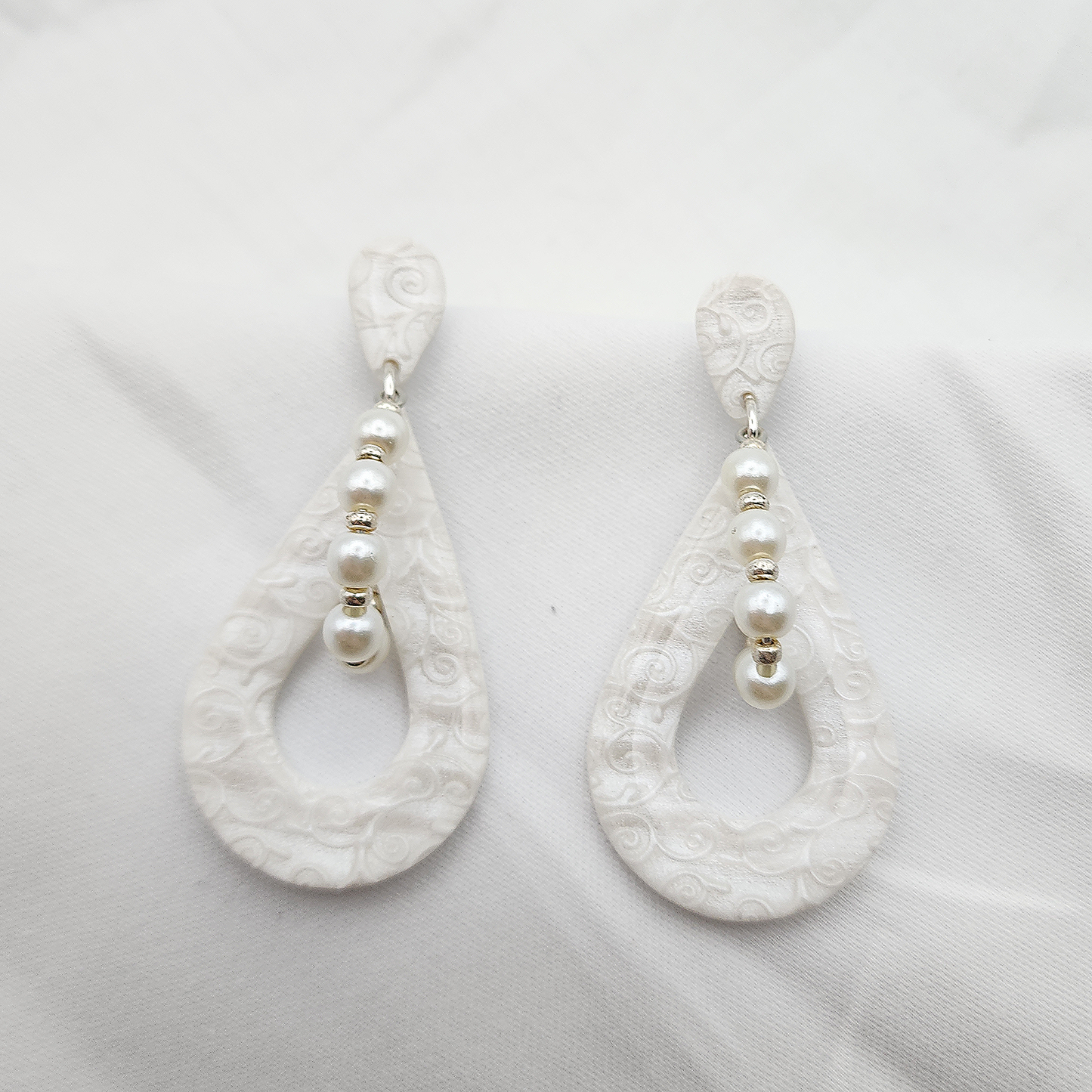 White bridal earrings with mother-of-pearl pattern and pearls