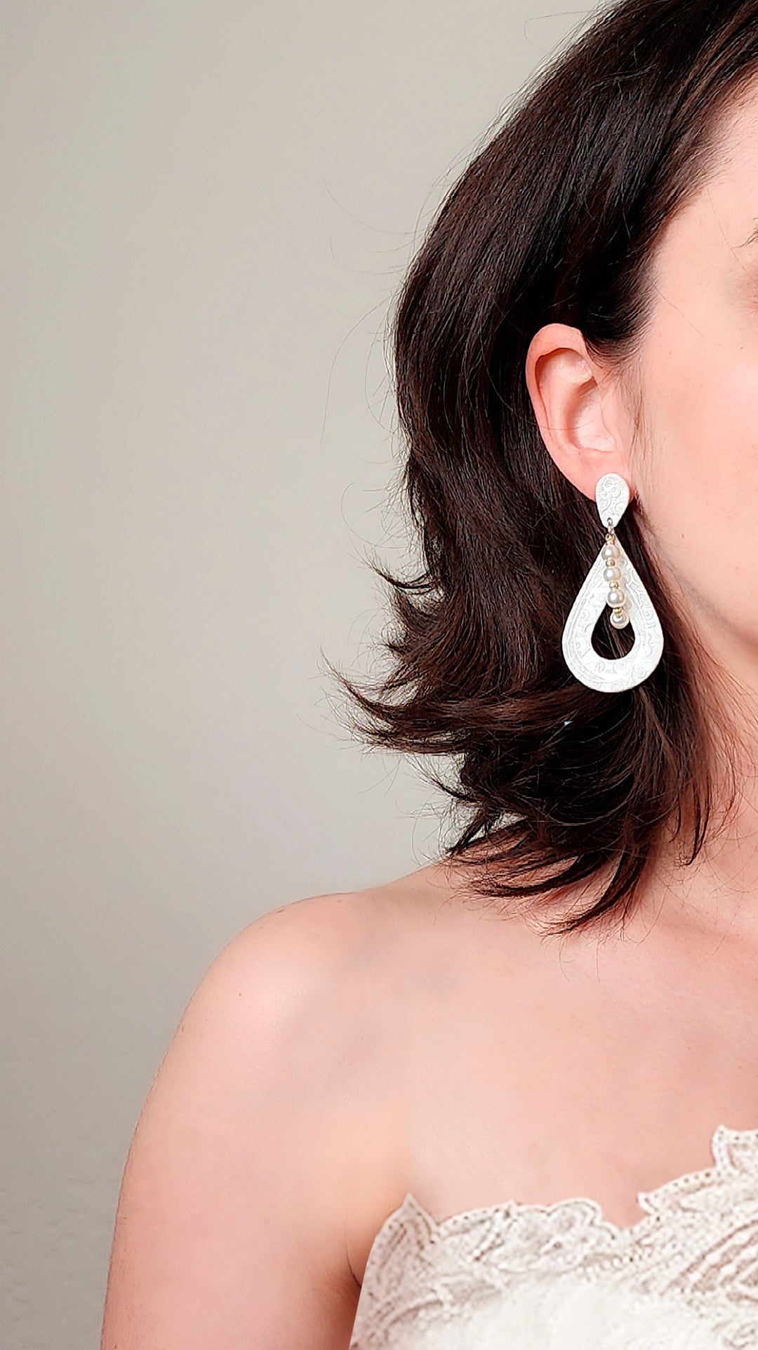 White bridal earrings with mother-of-pearl pattern and pearls