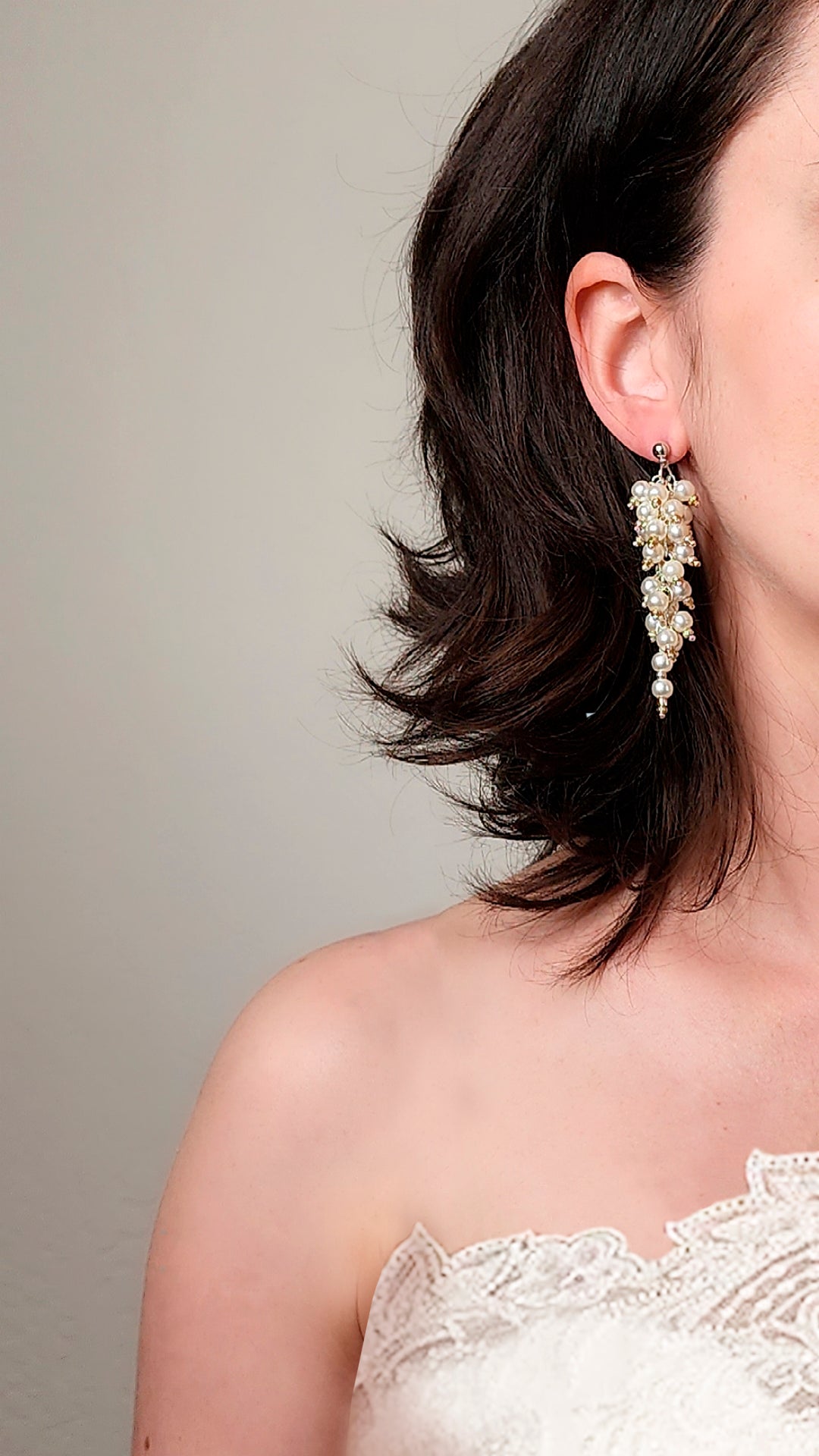 Dangle white bridal earrings with pearls