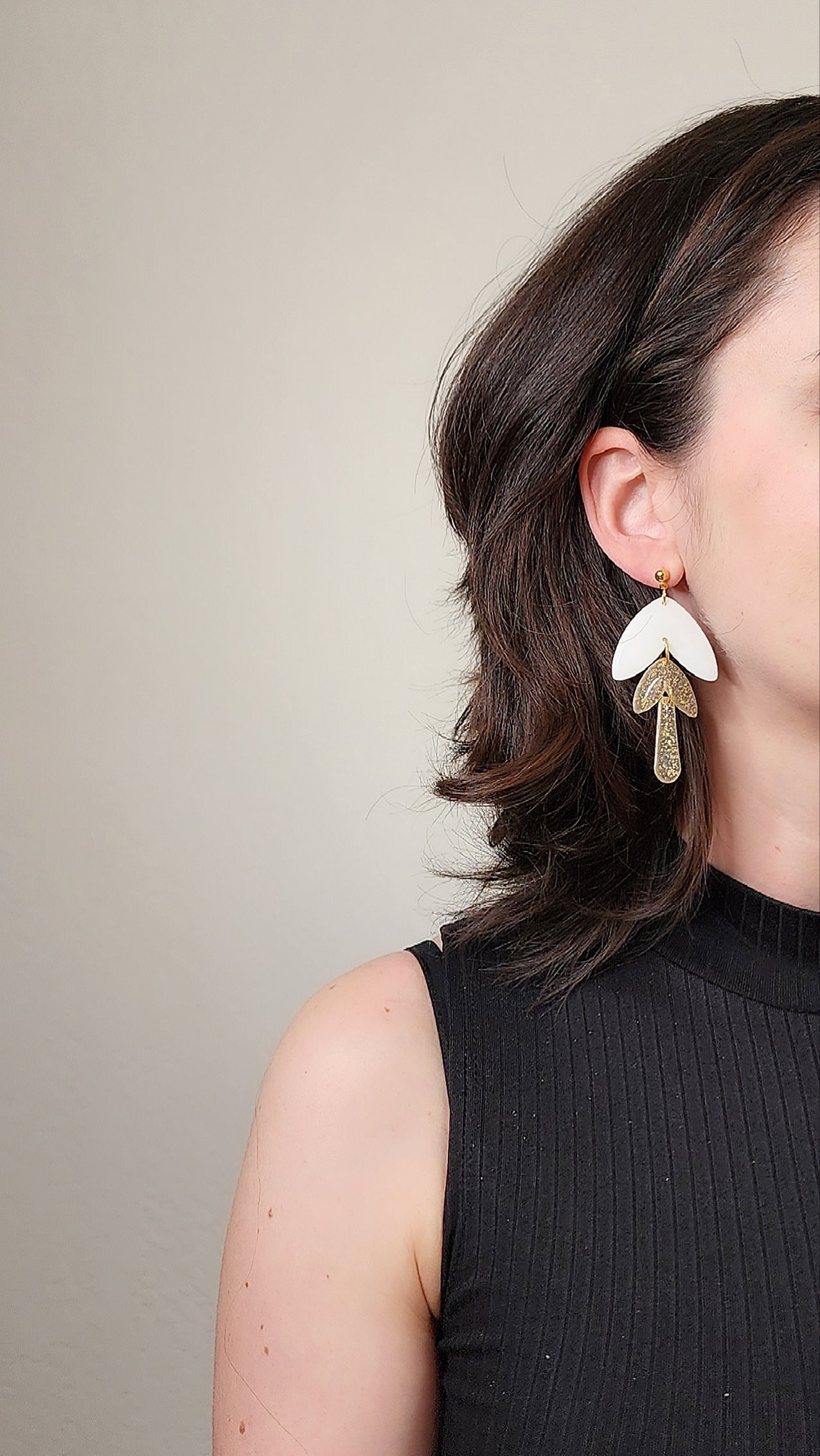 Leaf drop earrings white with gold